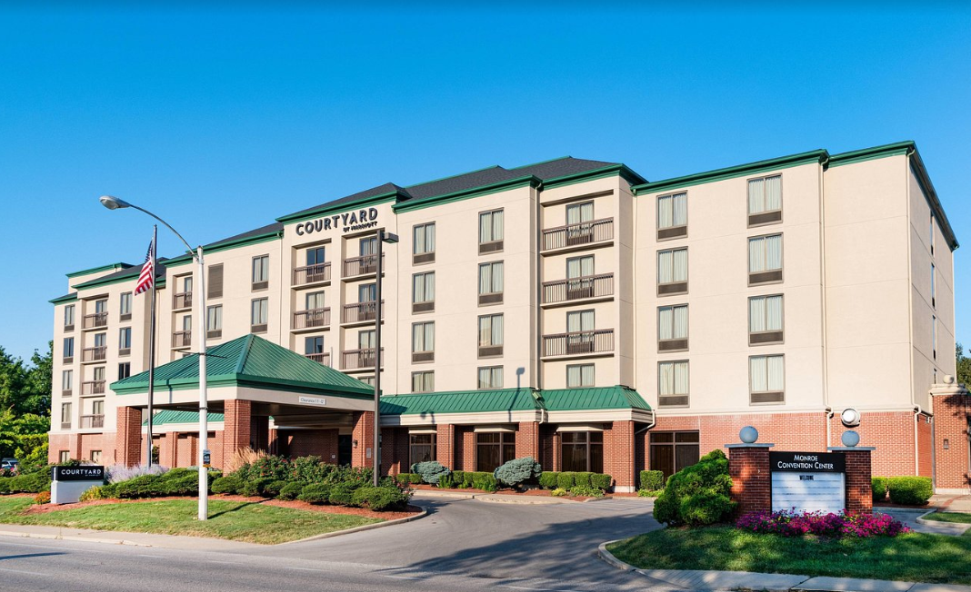 Hotel-Courtyard front